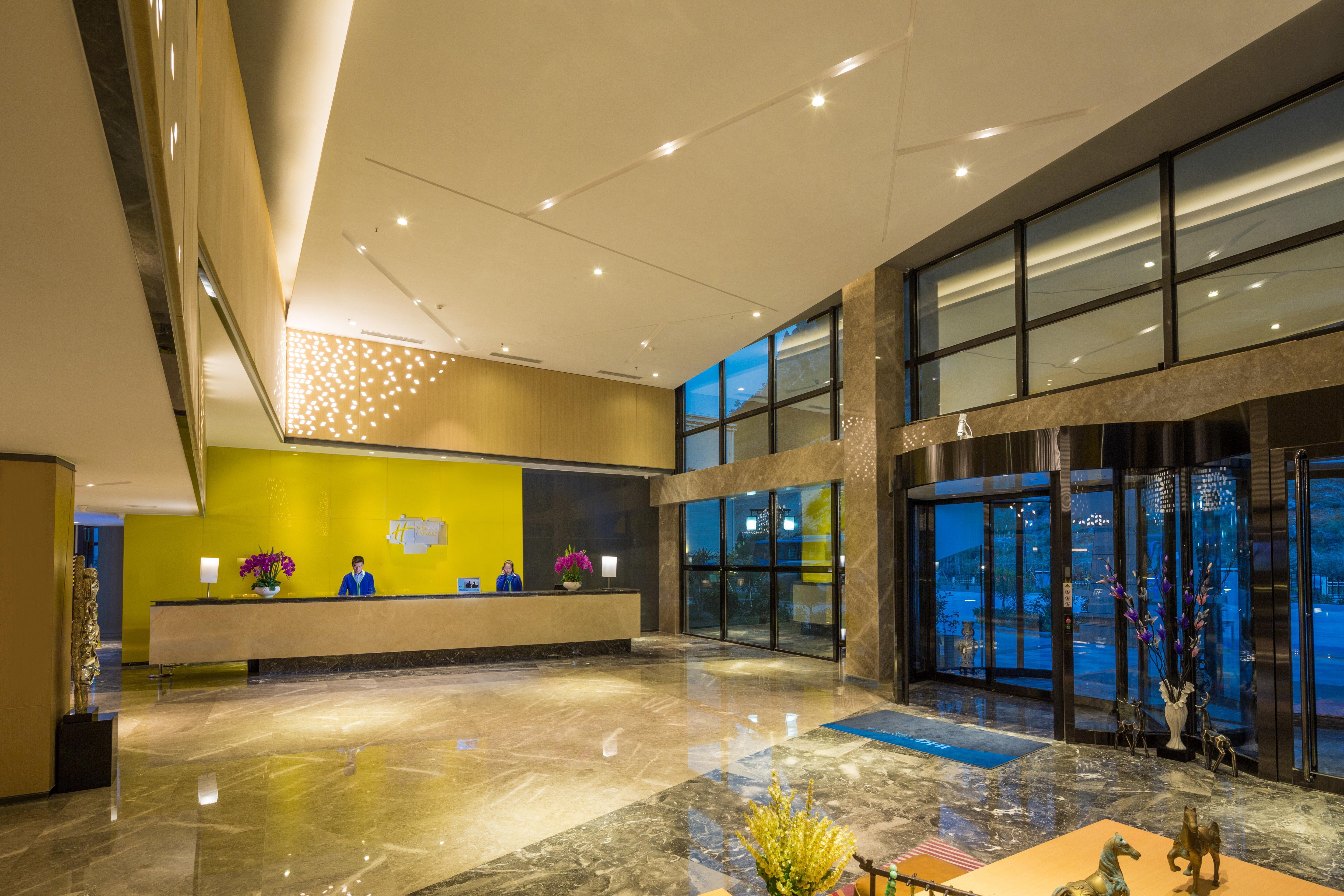 Holiday Inn Express Daocheng Yading, An Ihg Hotel Exterior photo